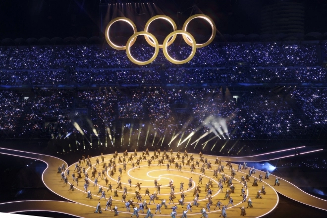 2026 밀라노·코르티나 담페초 동계올림픽 개막식이 열린 6일(현지시간) 이탈리아 밀라노 산 시로 스타디움에서 개막식 공연이 펼쳐지고 있다.  이번 개막식은 도시와 자연, 인간과 기술이 하나 되는 감동적인 무대를 통해 전 세계에 평화와 연대의 메시지를 전한다. 2026.02.07. 뉴시스