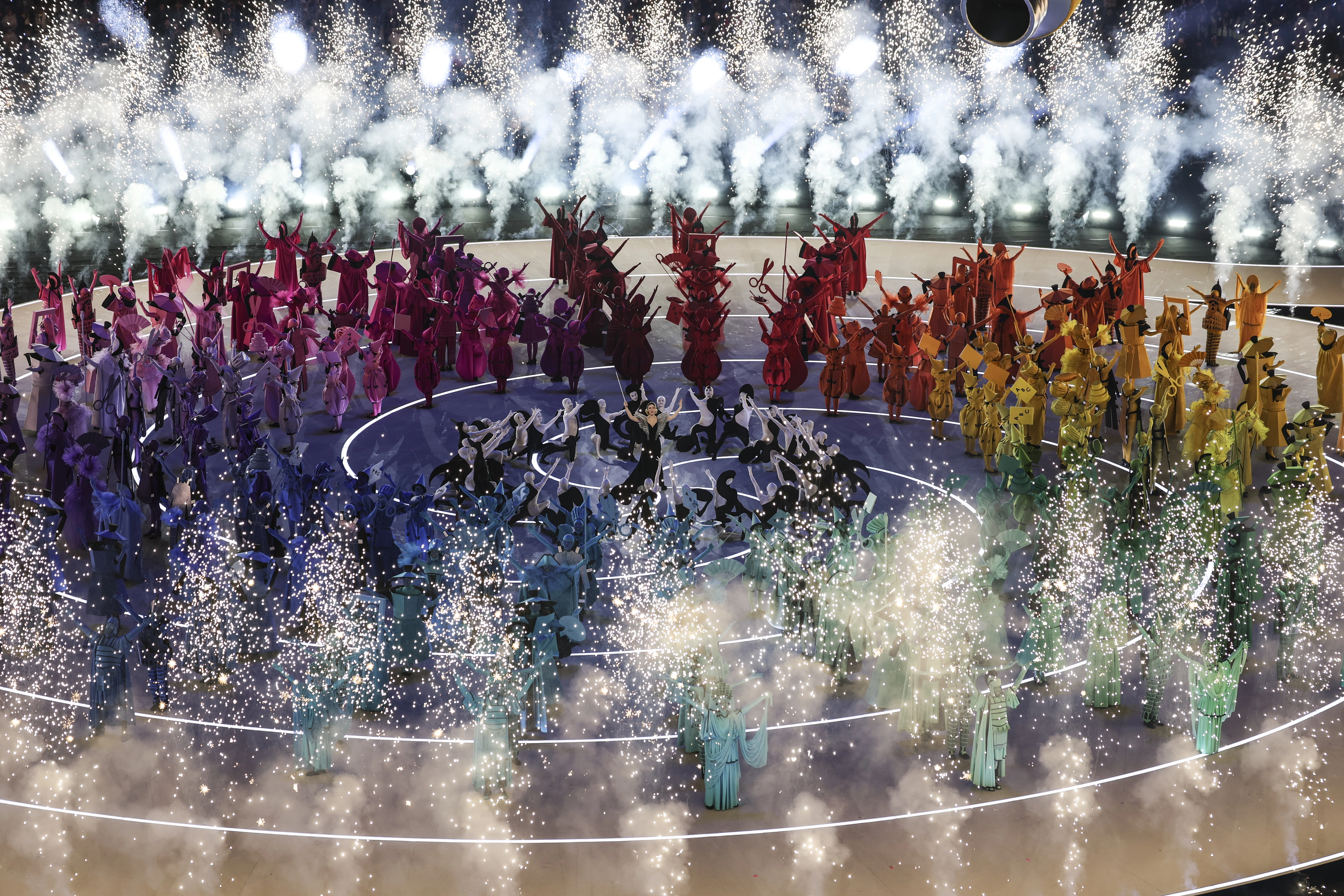 도시와 자연 모두가 하나가 되는 올림픽  2026 밀라노·코르티나 담페초 동계올림픽 개막식이 열린 6일(현지시간) 이탈리아 밀라노 산 시로 스타디움에서 개막식 공연이 펼쳐지고 있다. 
이번 개막식은 도시와 자연, 인간과 기술이 하나 되는 감동적인 무대를 통해 전 세계에 평화와 연대의 메시지를 전한다. 2026.02.07. 뉴시스