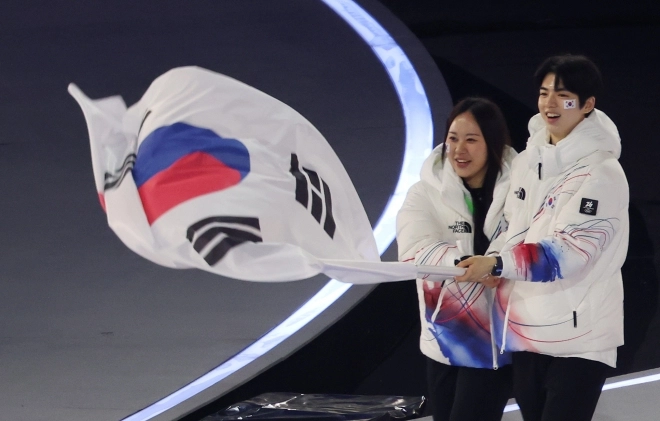 6일 (현지시간)이탈리아 밀라노 산시로 스타디움에서 열린 2026 밀라노·코르티나담페초 동계올림픽 개막식에서 대한민국 선수단 박지우, 차준환 선수가 기수로 나서 입장하고 있다. 2026.02.06. 뉴시스