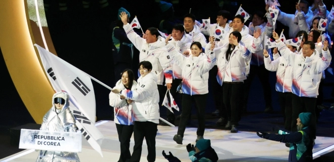 6일 (현지시간)이탈리아 밀라노 산시로 스타디움에서 열린 2026 밀라노·코르티나담페초 동계올림픽 개막식에서 대한민국 선수단이 입장하고 있다. 2026.02.06. 뉴시스