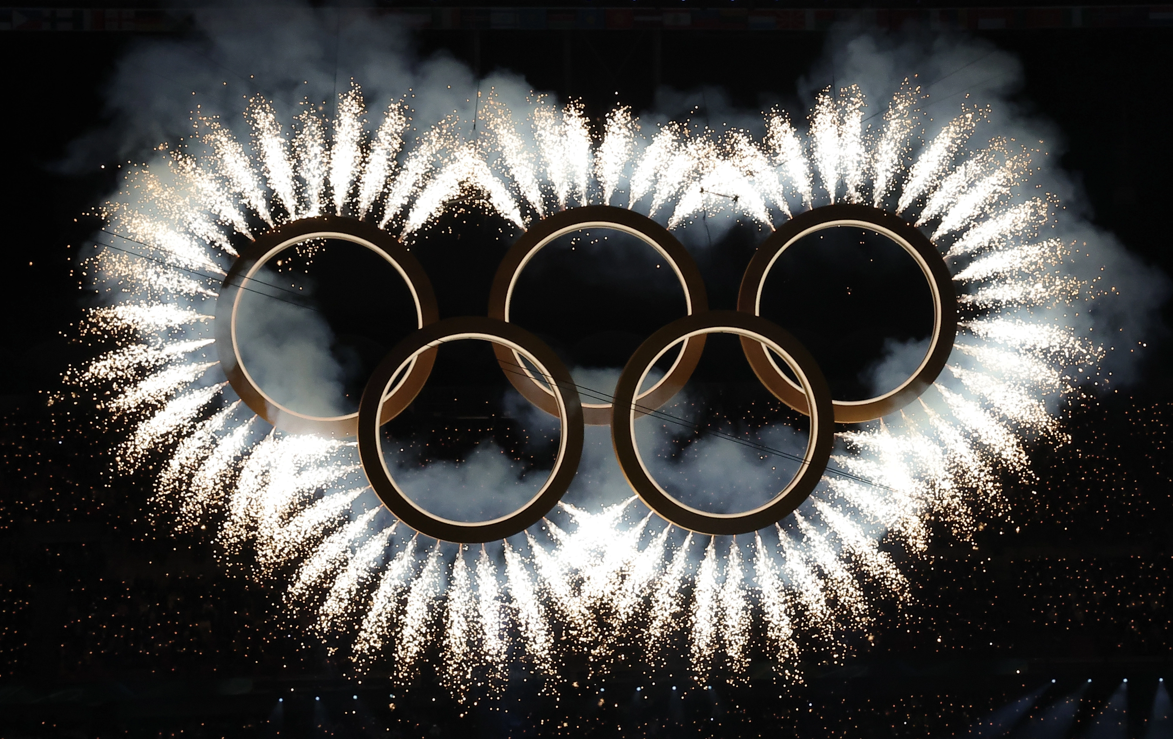 불꽃 터지는 오륜기 로고  6일 오후(현지시간) 밀라노 산시로 올림픽 스타디움에서 열린 2026 밀라노·코르티나담페초 동계올림픽대회 개회식에서 두 도시의 결합을 상징하는 ‘도시와 산’을 주제로 공연 중 오륜기 로고 형태 조형물에서 불꽃이 터지고 있다. 2026.2.7 뉴스1