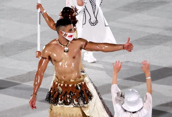 일본 도쿄 신주쿠 국립경기장에서 열린 2020 도쿄올림픽 개막식. ‘통가 근육맨’ 피타 타우파토푸아(태권도)가 기수로 입장하고 있다. 리우올림픽과 평창 동계올림픽에 이어 세 번째로 통가 기수로 등장했다. 2021.7.23 연합뉴스