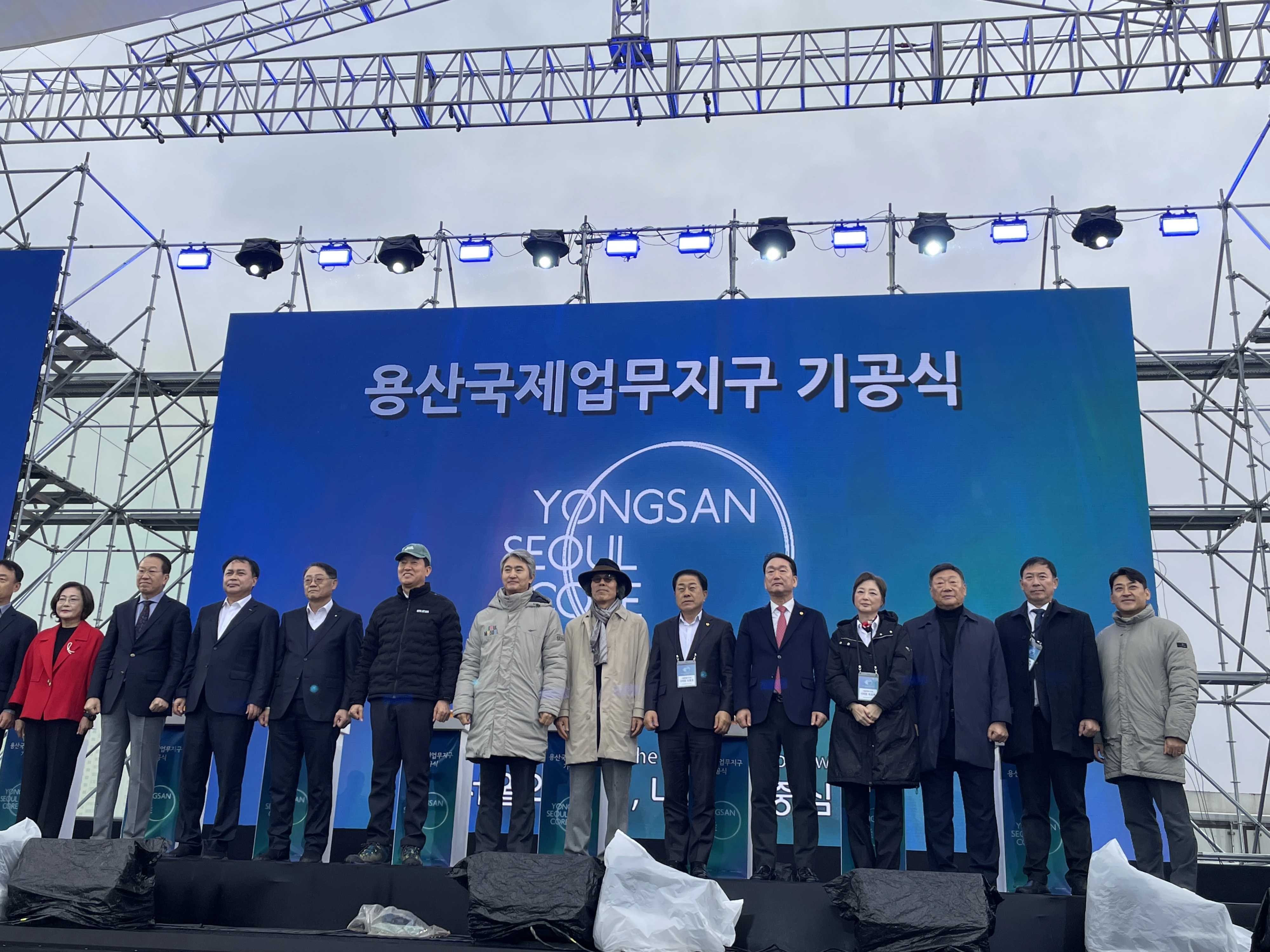 지난해 11월 27일 용산국제업무지구 기공식에 김용호 서울시의원(오른쪽 여섯 번째)이 오세훈 시장(왼쪽 다섯 번째)과 권영세 국회의원(왼쪽 두 번째)  및 내빈들과 함께 단체 기념촬영을 하고 있다.