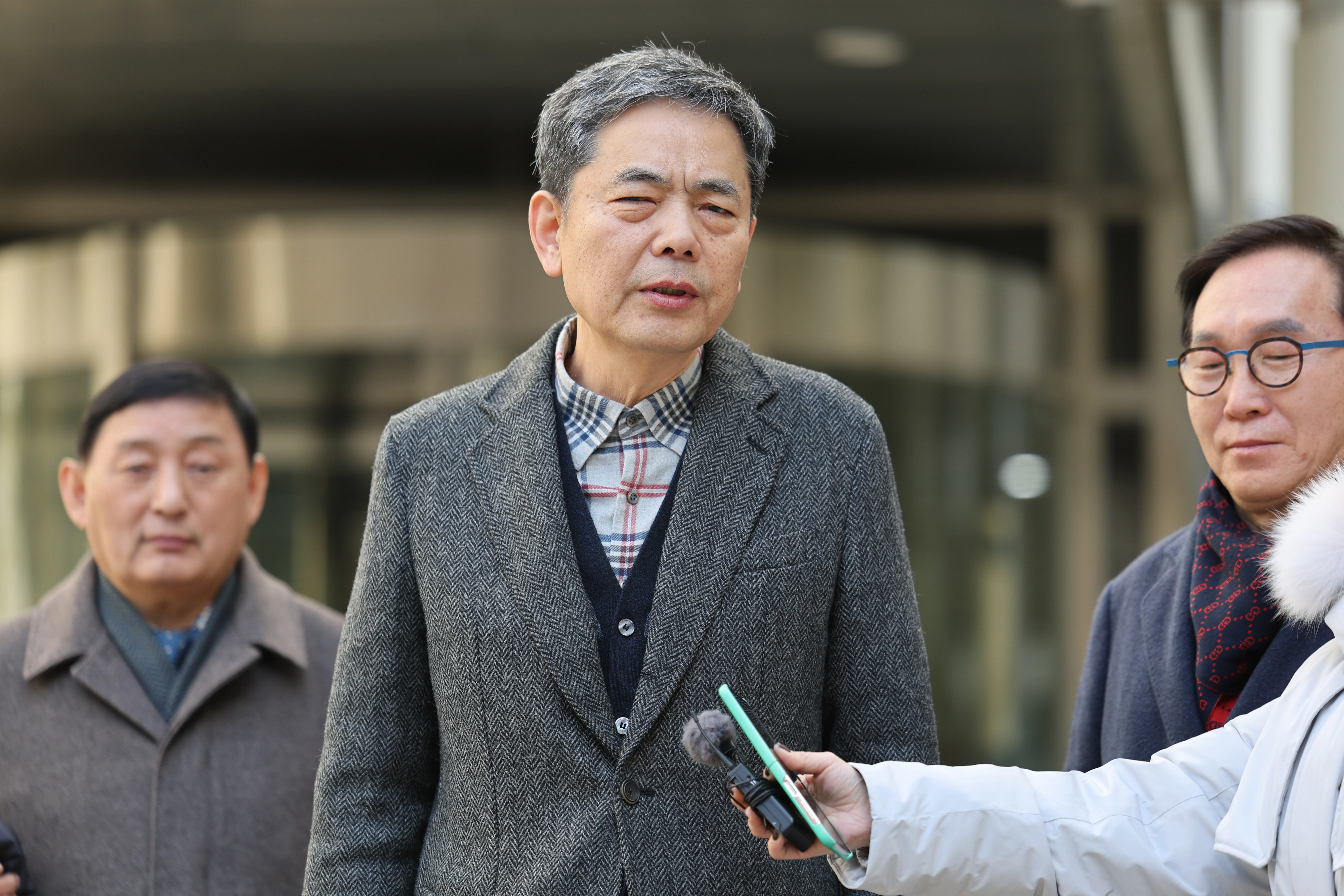 곽상도 전 의원이 6일 서울 서초구 서울중앙지법에서 열린 1심 선고를 마친 후 입장을 밝히고 있다. 이날 법원은 ‘대장동 50억 클럽’ 관련 범죄 수익을 은닉한 혐의를 받는 곽 전 의원에 대한 공소를 기각했다. 2026.2.6 공동취재