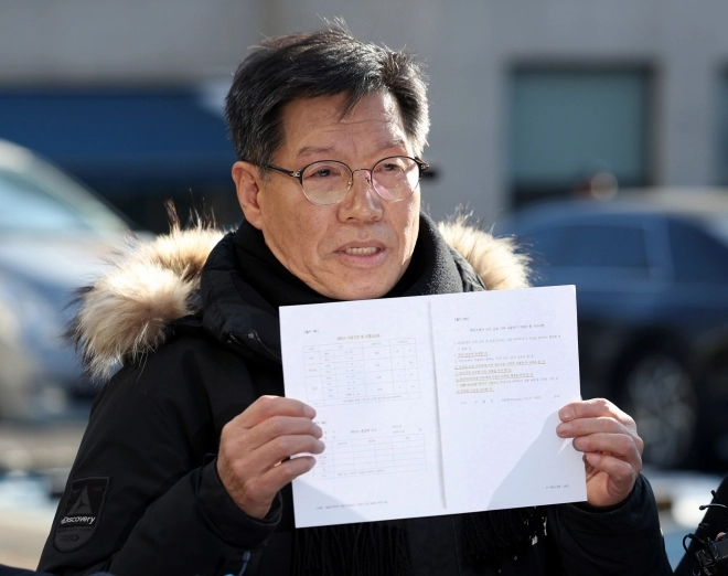 일본군 위안부 피해자를 모욕한 혐의를 받는 김병헌 위안부법폐지국민행동 대표가 3일 서울 서초경찰서에 피의자 신분으로 출석하던 중 취재진의 질문에 답하고 있다. 2026.2.3 뉴시스