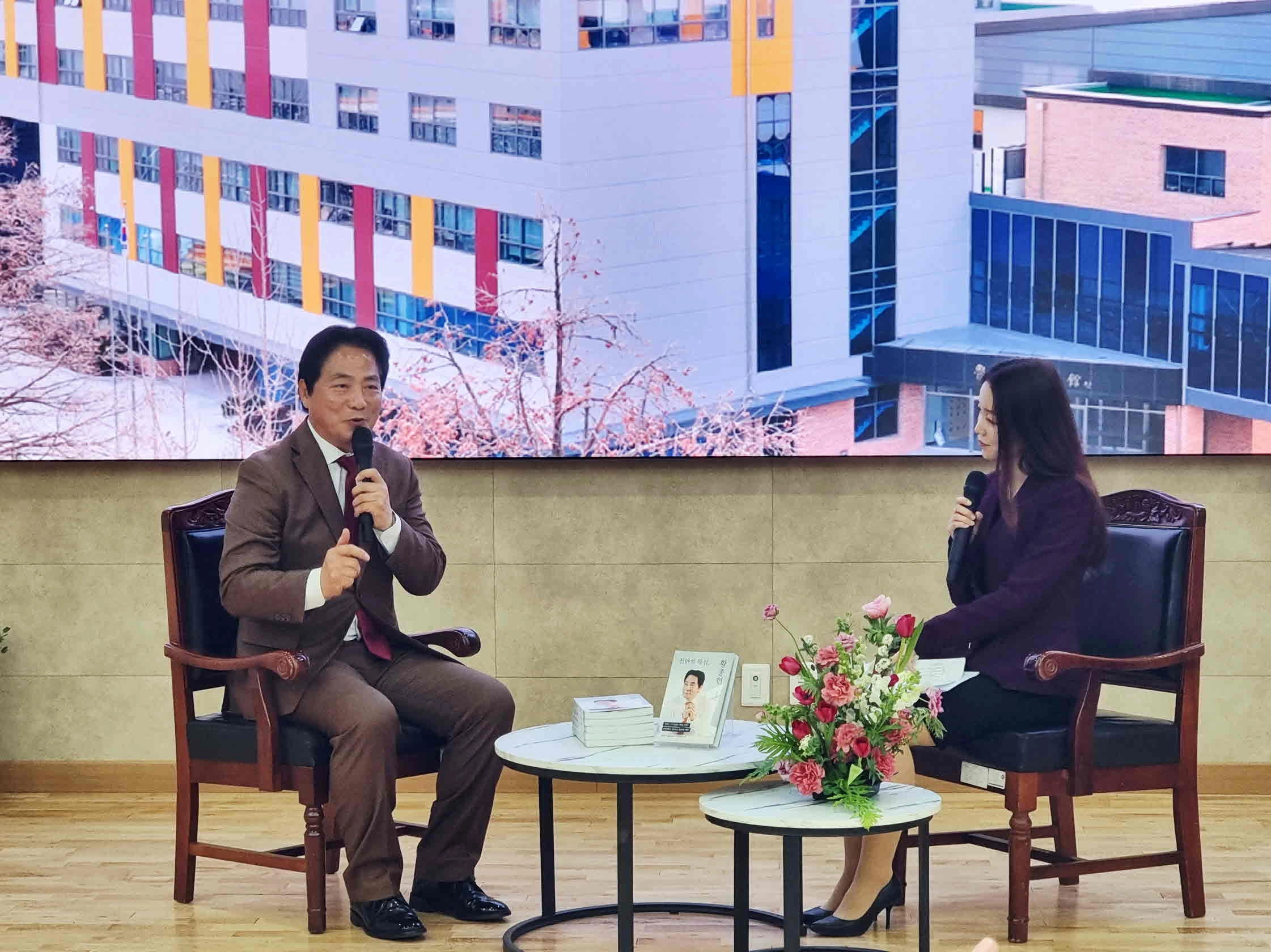황종헌 전 충청남도 정무수석보좌관이 3일 토크콘서트에서 자신의 소신과 철학을 밝히고 있다. 황 정무수석 제공