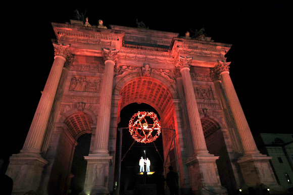 2026 밀라노ㆍ코르티나담페초 동계올림픽이 개막한 6일(현지시간) 이탈리아 밀라노 ‘평화의 아치’(아르코 델라 파체·Arco della Pace) 성화대에 점화된 성화가 불타고 있다. 2026.2.7 연합뉴스