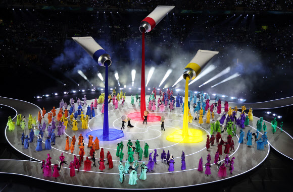 6일(현지시간) 이탈리아 밀라노 산시로 스타디움에서 열린 2026 밀라노-코르티나담페초 동계올림픽 개회식에서 ‘이탈리의 조화 : 판타지아’를 주제로 공연이 펼쳐지고 있다. 2026.2.7 연합뉴스