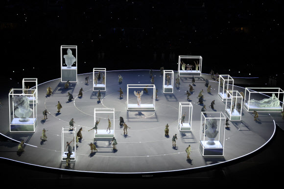 6일(현지시간) 이탈리아 밀라노 산시로 스타디움에서 열린 2026 밀라노-코르티나담페초 동계올림픽 개회식에서 아르모니아(Armonia, 조화)를 주제로 공연이 펼쳐지고 있다. 2026.2.7 연합뉴스