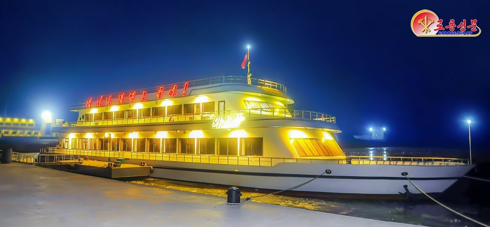 북한 노동당 기관지 노동신문은 7일 대동강에서 현대적인 봉사선 ‘와우봉’호가 띄워졌다고 보도했다. 평양 노동신문 뉴스1