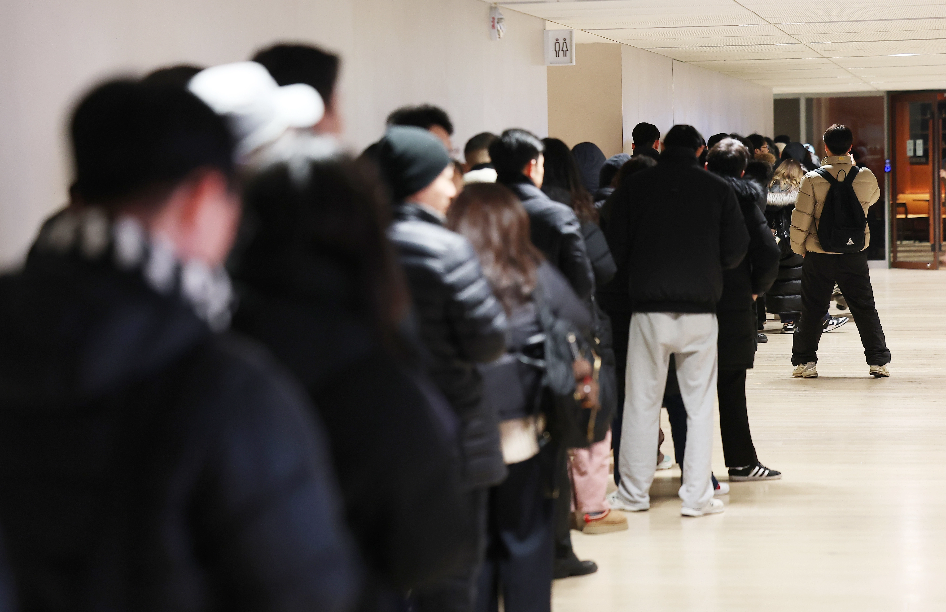 ‘두바이 쫀득 쿠키’(두쫀쿠) 열풍이 이어지고 있는 가운데 스타벅스가 6개 매장에서만 ‘두바이 쫀득롤’ 한정 판매를 시작한 30일 서울 종로구 한 스타벅스 매장에서 시민들이 줄을 서 있다. 2026.1.30 연합뉴스