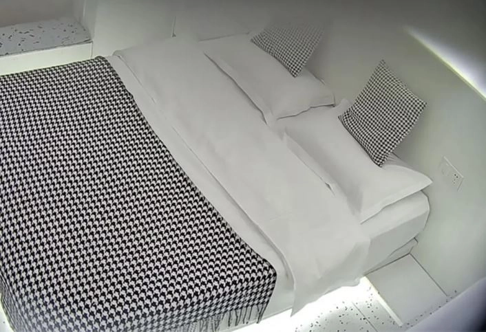 몰래카메라 생중계 영상에 선명하게 담긴 호텔 침대 모습. BBC 캡처