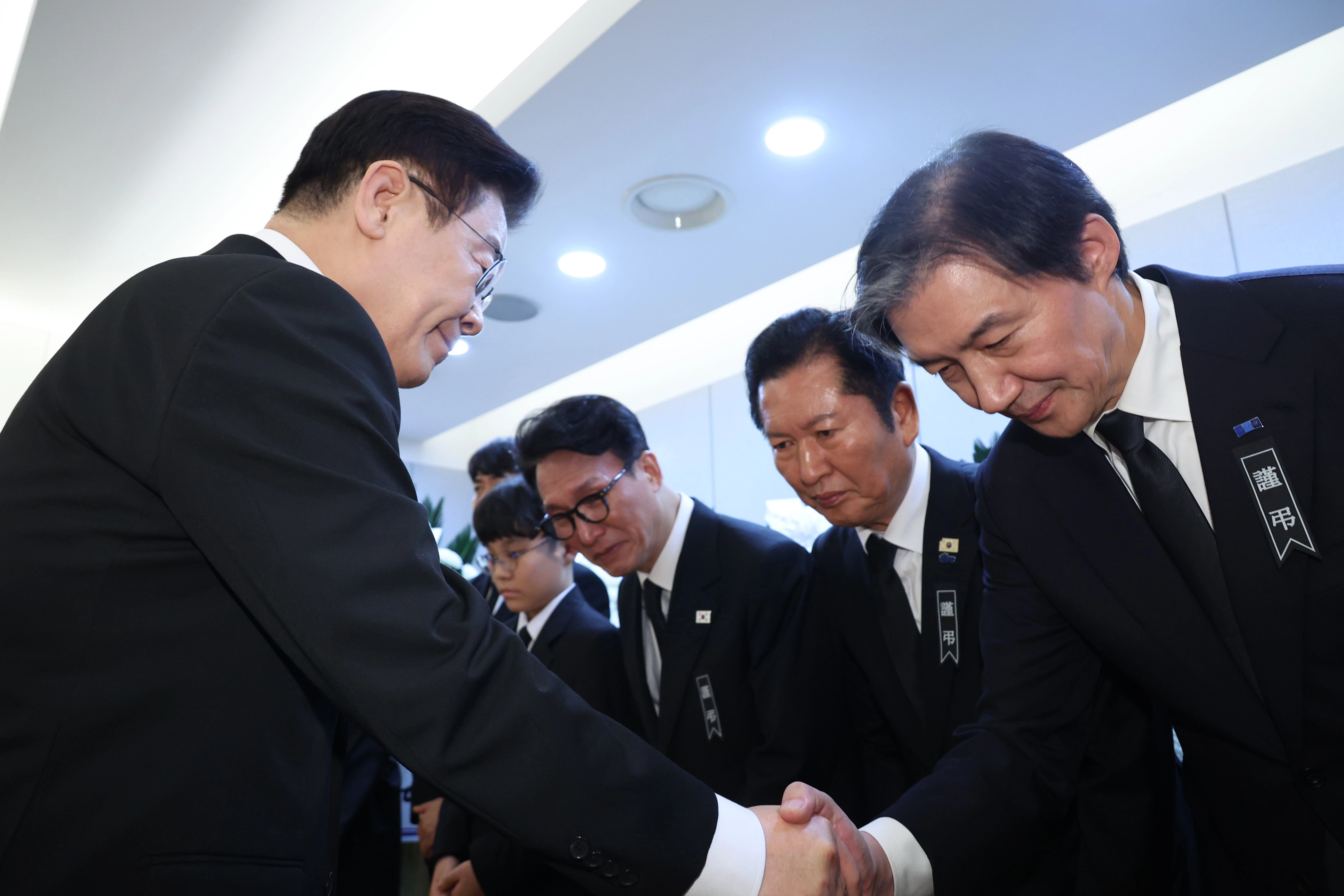 조국 대표와 악수하는 이재명 대통령  이재명 대통령이 27일 서울 종로구 서울대병원 장례식장에 마련된 고 이해찬 전 국무총리 빈소에서 상주 자리를 지키고 있는 조국혁신당 조국 대표(오른쪽부터), 더불어민주당 정청래 대표, 김민석 총리 등과 악수하고 있다. 2026.1.27 연합뉴스