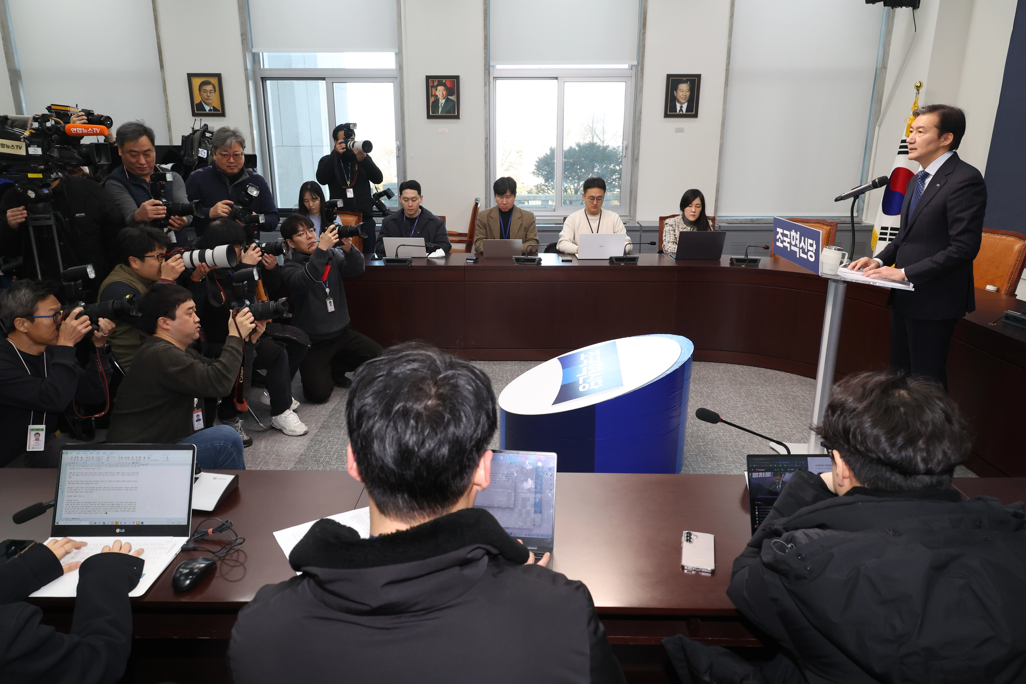 입장 발표하는 조국 대표  조국 조국혁신당 대표가 8일 국회에서 열린 ‘더불어민주당과 합당 논의’ 관련 입장 발표를 하고 있다. 2026.02.08.