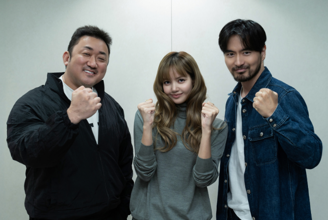 왼쪽부터 배우 마동석, 블랙핑크 리사, 배우 이진욱. 넷플릭스 제공