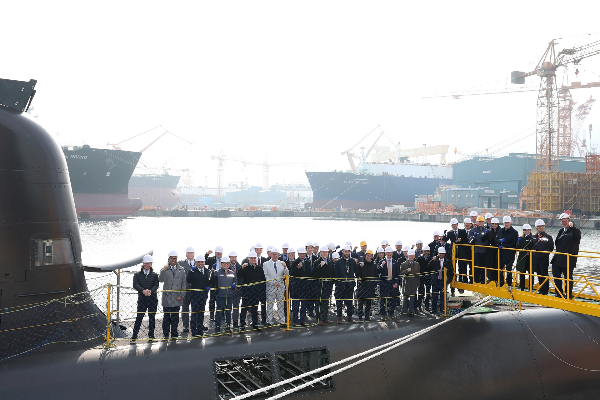 장영실함에 승함한 캐나다 국방조달 특임장관  스티븐 퓨어 캐나다 국방조달 특임장관이 2일 한화오션 거제사업장에서 캐나다 CPSP 사업에 제안한 장영실함에 승함을 하고 있다. 2026.2.2 뉴스1(한화오션 제공)