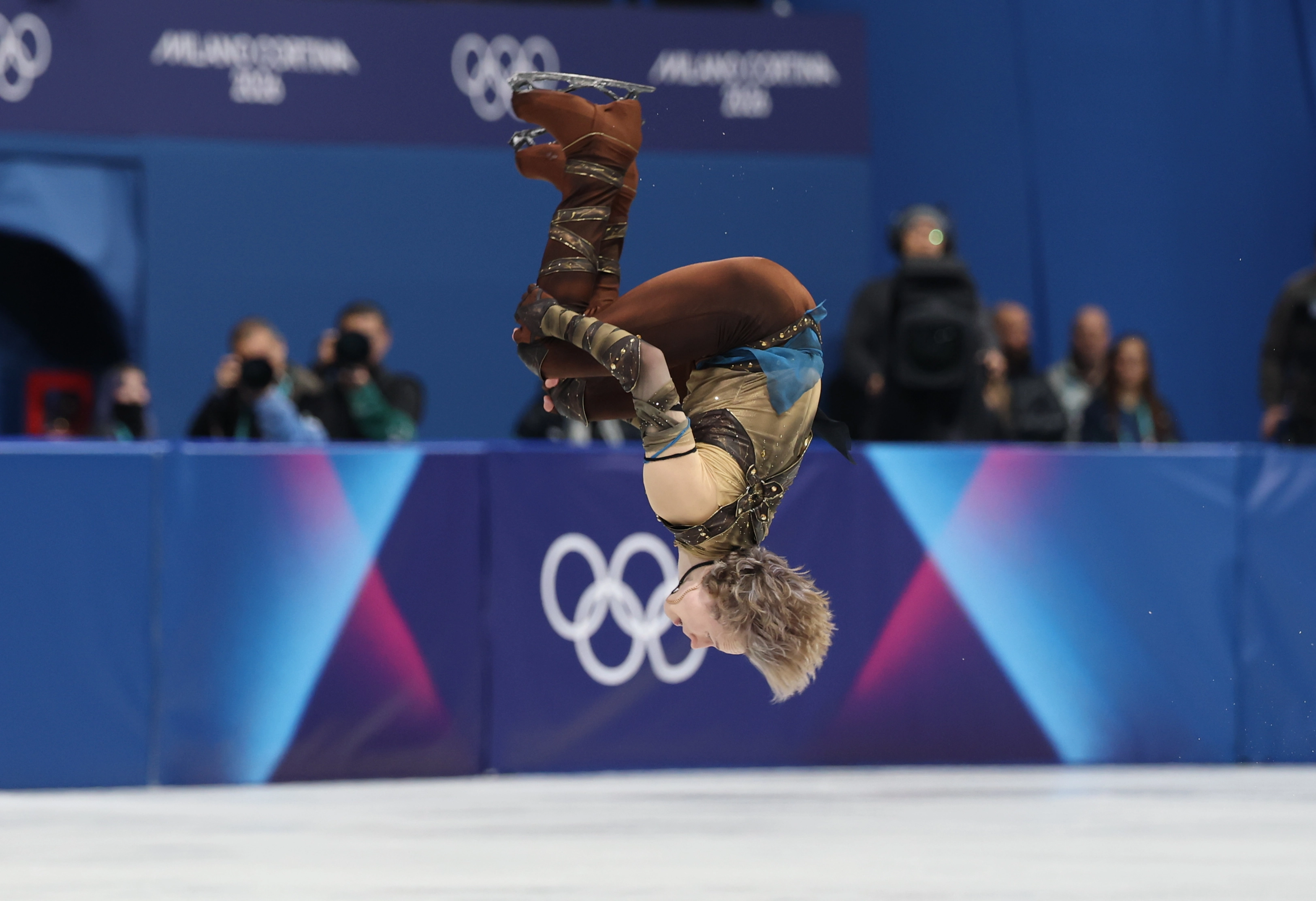 미국 일리야 말리닌이 8일(한국시간) 이탈리아 밀라노 아이스스케이팅 아레나에서 열린 2026 밀라노·코르티나담페초 동계올림픽 피겨 스케이팅 팀 이벤트 남자 싱글 쇼트 프로그램에서 백플립을 선보이고 있다. 2026.2.8 밀라노 연합뉴스
