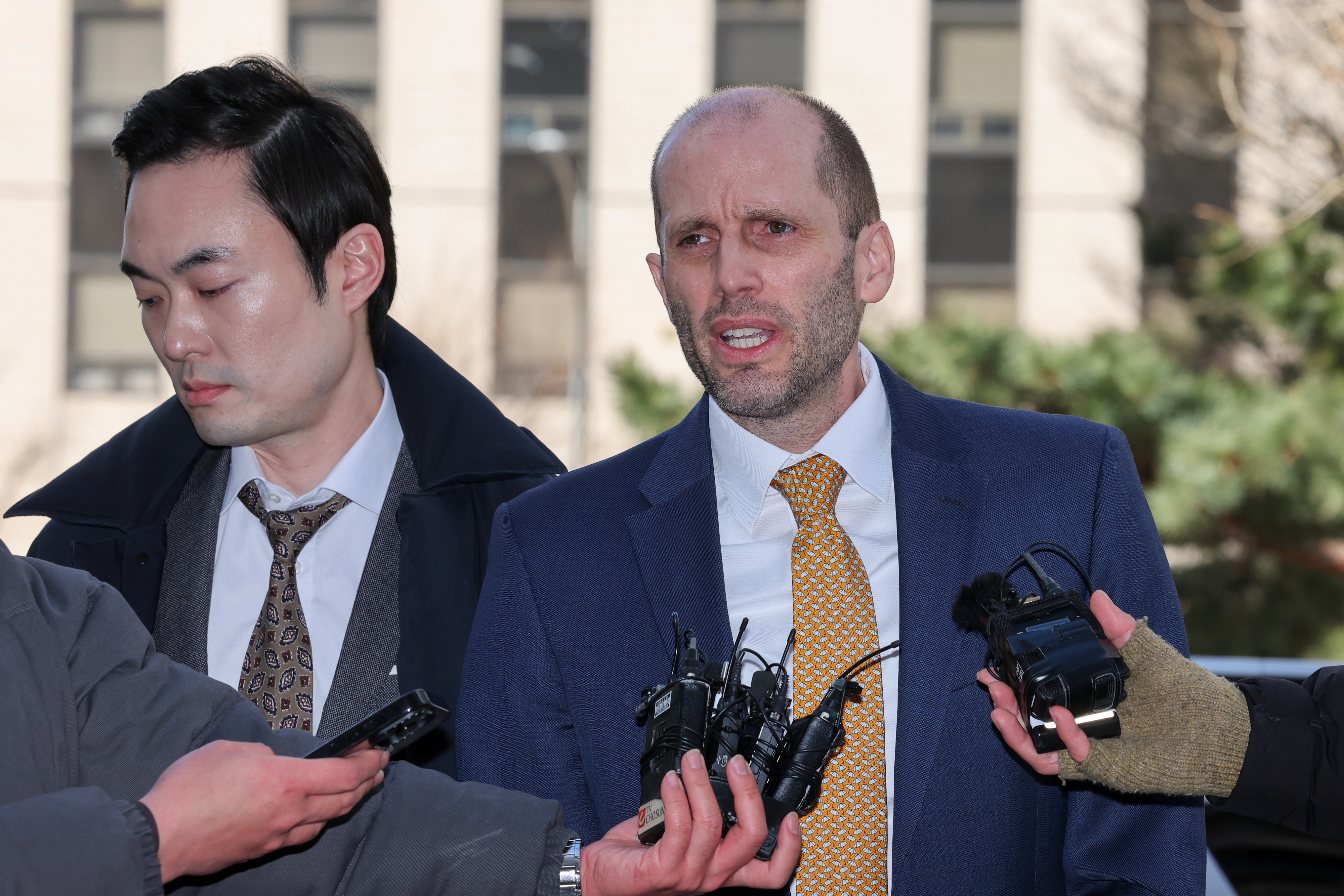 해롤드 로저스 쿠팡 한국법인 임시 대표가 6일 오후 마포구 서울경찰청 광역수사단 반부패수사대에서 국회에서의 증언·감정 등에 관한 법률 위반 혐의 등 관련 2차 조사를 받기 위해 출석하고 있다. 뉴스1