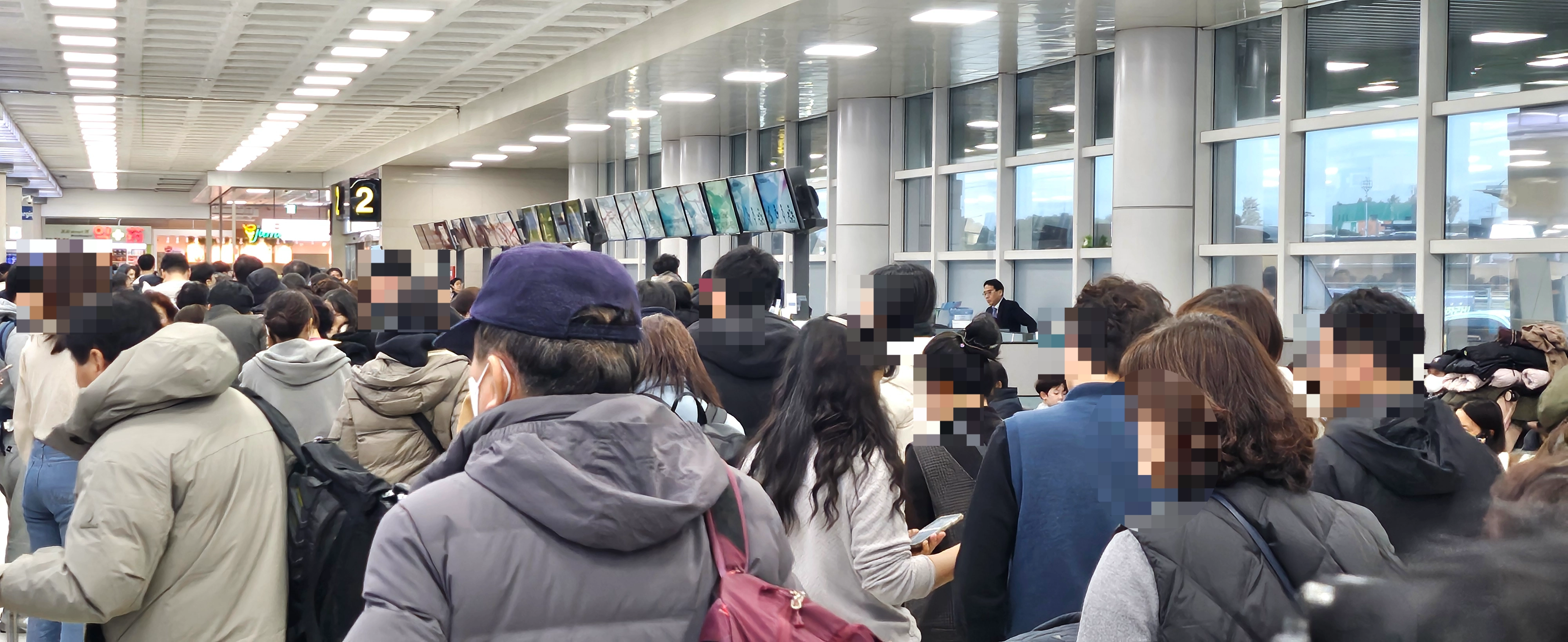 8일 오후 제주공항 3층 출발장 대합실에는 결항에 따른 항공편 일정을 변경하려는 승객들로 길고 긴 행렬이 계속되고 있다. 제주 강동삼 기자