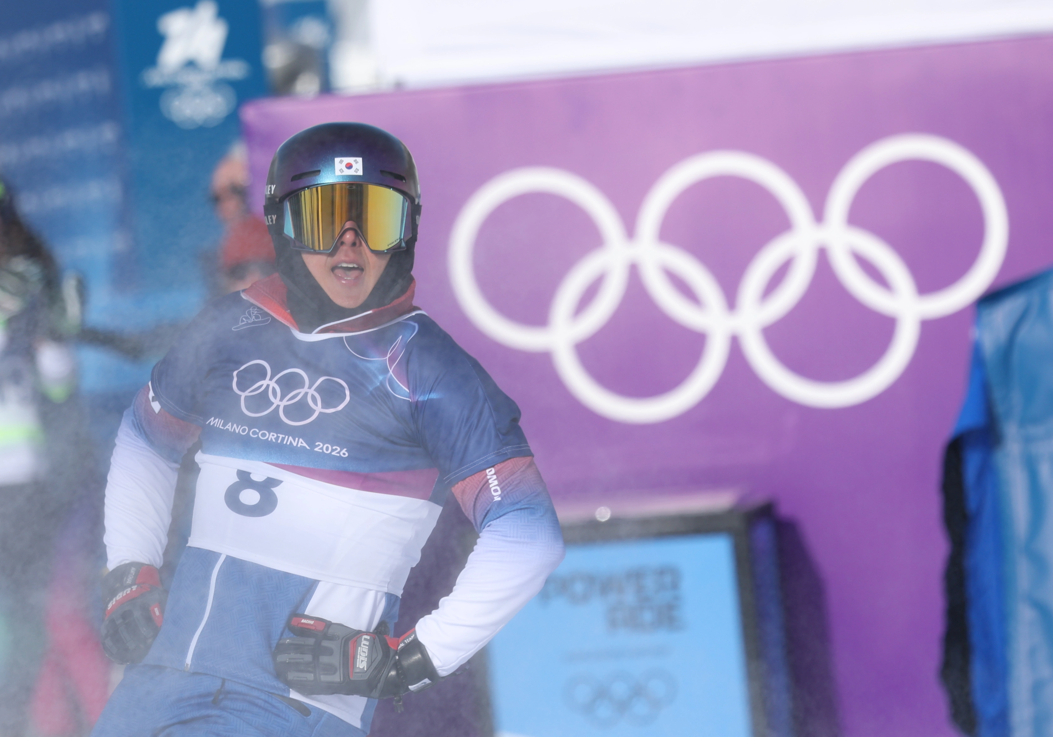 김상겸 ‘아쉬움’  8일(현지시간) 이탈리아 리비뇨 스노파크에서 열린 2026 밀라노-코르티나담페초 동계올림픽 스노보드 남자 평행 대회전 결승에 출전한 김상겸이 은메달을 확정 지은 뒤 아쉬워하고 있다. 2026.2.8 리비뇨 연합뉴스