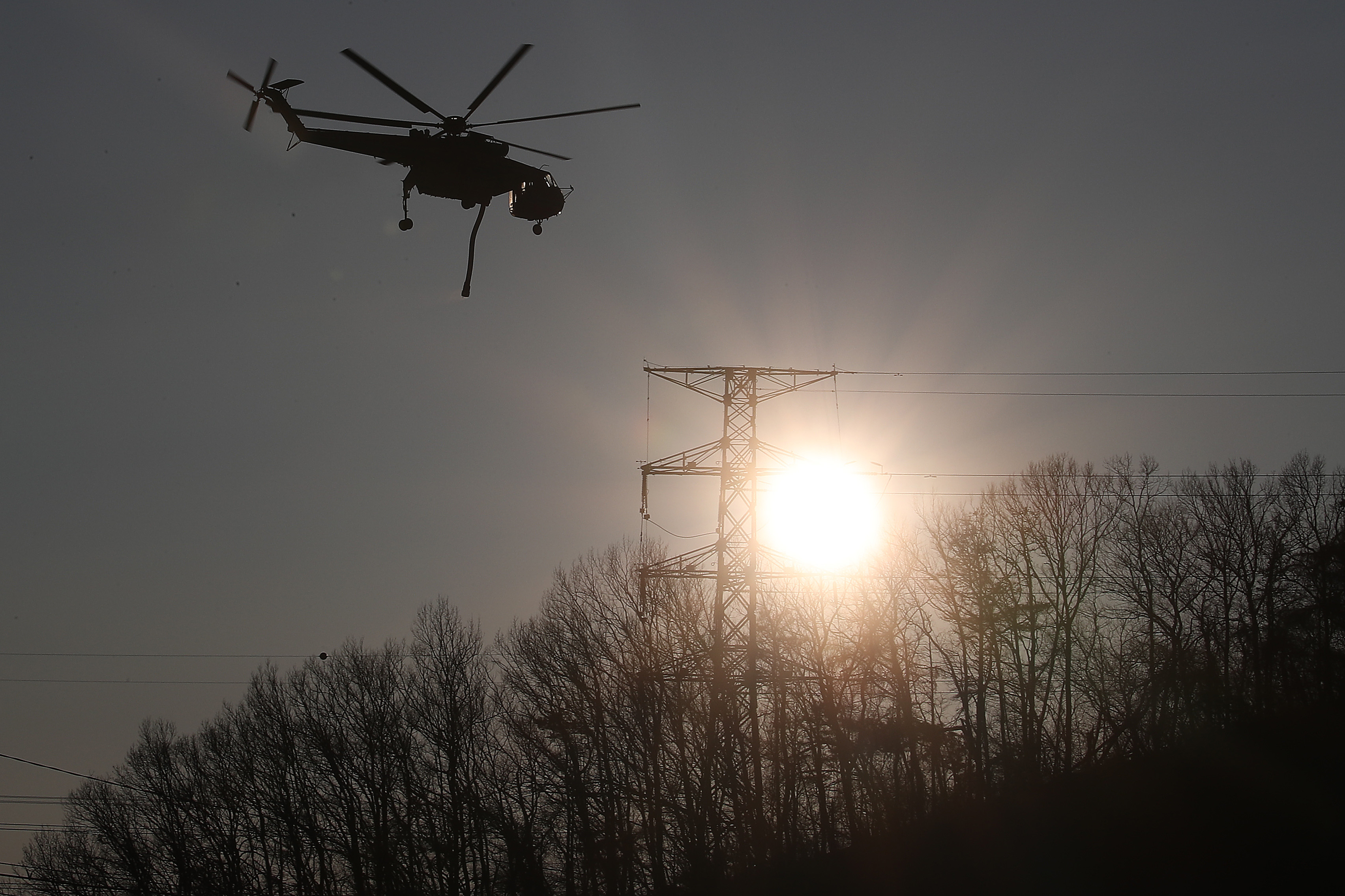 8일 오후 경북 경주시 문무대왕면 산불 현장에 투입된 헬기가 일몰 전 산불을 잡기 위해 부지런히 물을 채워 나르고 있다. 2026.2.8. 뉴스1