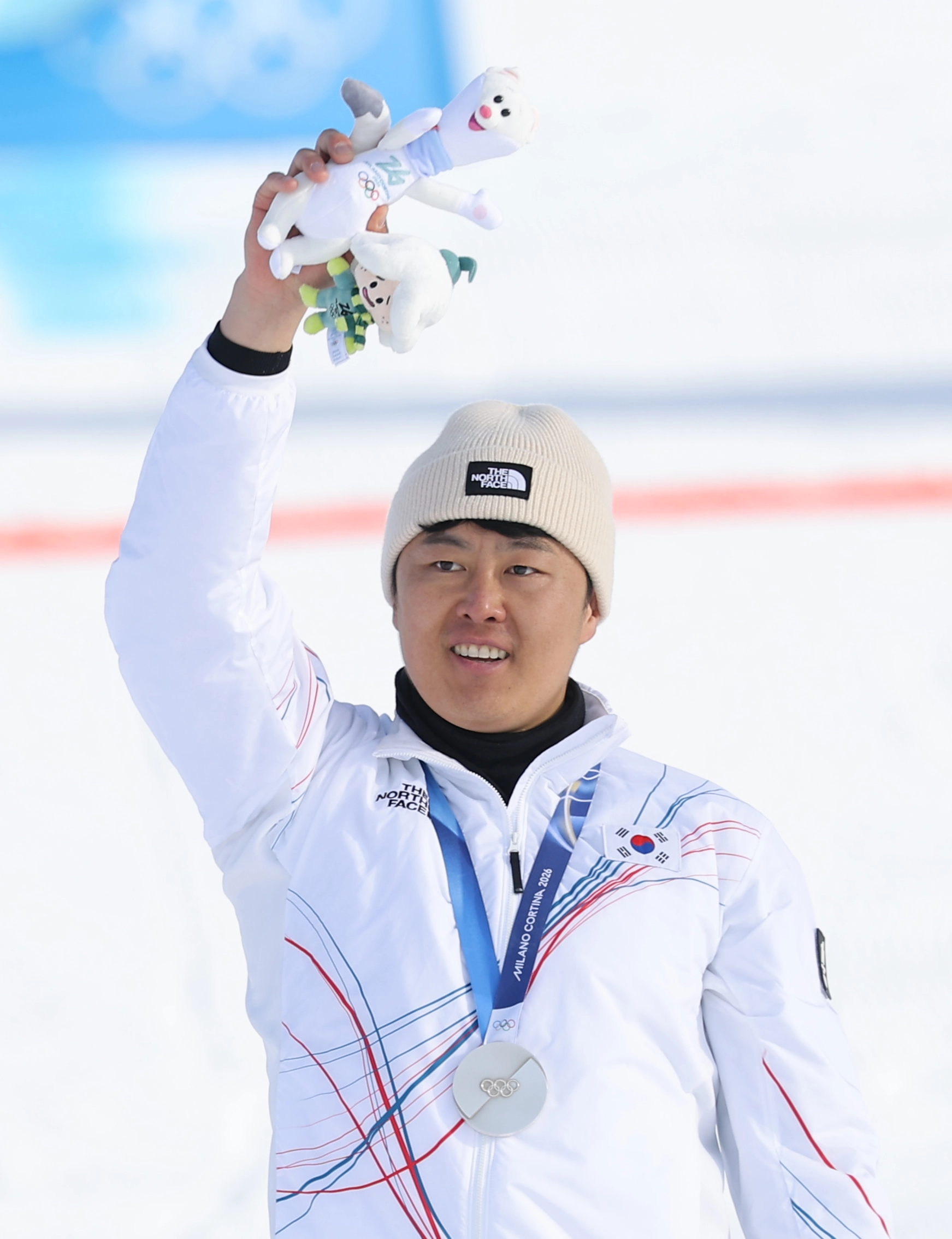 김상겸 스노보드 銀… 올림픽 400번째 메달  김상겸이 8일(한국시간) 오후 이탈리아 리비뇨 스노파크에서 열린 2026 밀라노·코르티나담페초 동계올림픽 스노보드 남자 평행대회전에서 은메달을 목에 건 뒤 기뻐하고 있다. 김상겸은 이번 대회 한국 선수단의 첫 메달이자 역대 동·하계올림픽 400번째 메달의 주인공이 됐다.
리비뇨 연합뉴스