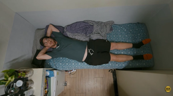 미국의 여행 유튜버 드류 빈스키가 서울 은평구의 한 고시원을 방문해 침대에 누워보고 있다. 유튜브 채널 ‘드류 빈스키’ 캡처
