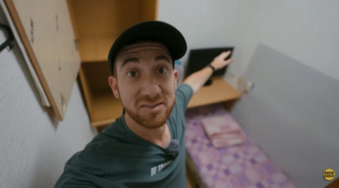 미국의 여행 유튜버 드류 빈스키가 서울 동대문구의 한 고시원을 방문해 좁은 방을 보면서 “감옥 같다”고 말하고 있다. 유튜브 채널 ‘드류 빈스키’ 캡처