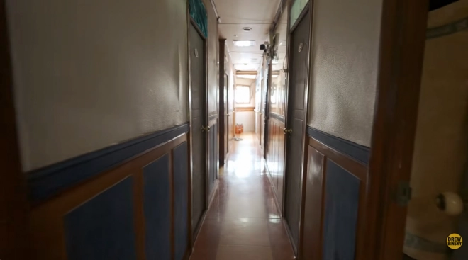 지어진 지 30년 넘은 서울 동대문구의 한 고시원 복도. 유튜브 채널 ‘드류 빈스키’ 캡처