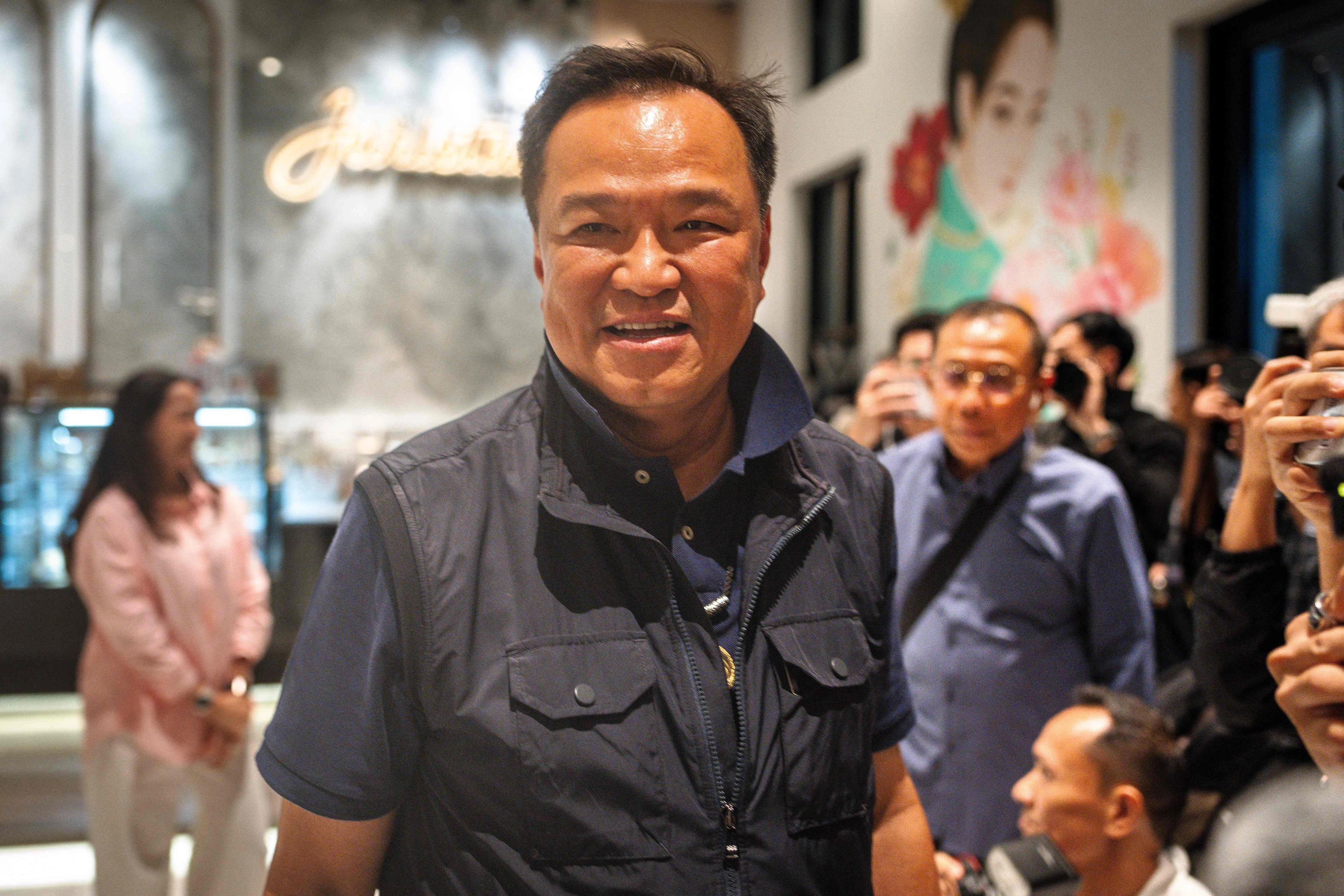 (방콕 AFP=연합뉴스) 8일(현지시간) 태국 방콕에서 총선 개표 결과 아누틴 찬위라꾼 현 총리가 자신이 속한 품짜이타이당이 1당에 오를 것으로 전망되자 미소를 짓고 있다.