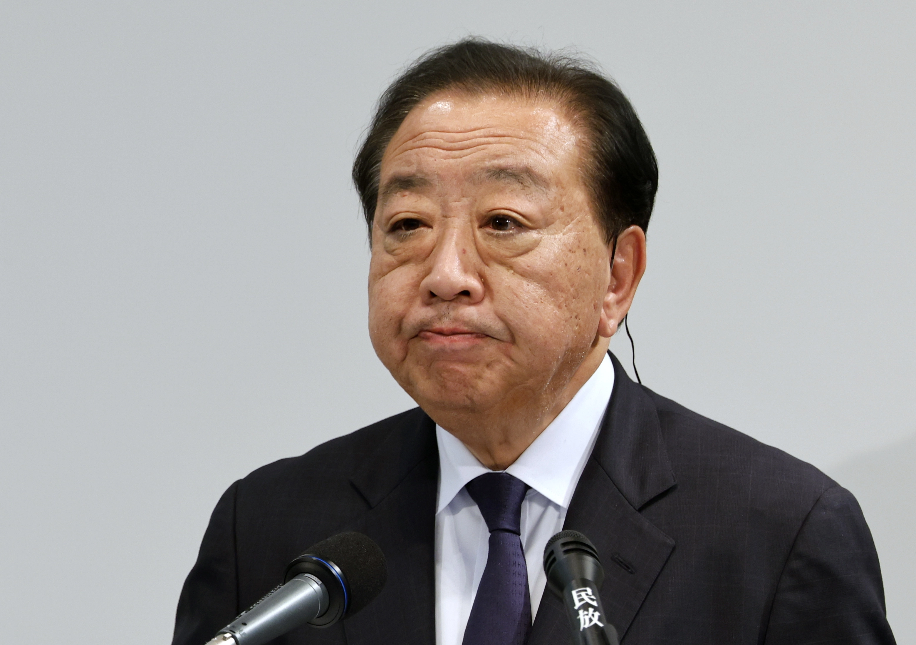 일본 최대 야당 중도개혁 연합 노다 요시히코 공동대표가 8일 중의원 선거(총선) 이후 참패 전망에 굳은 표정으로 발언하고 있다. EPA 연합뉴스