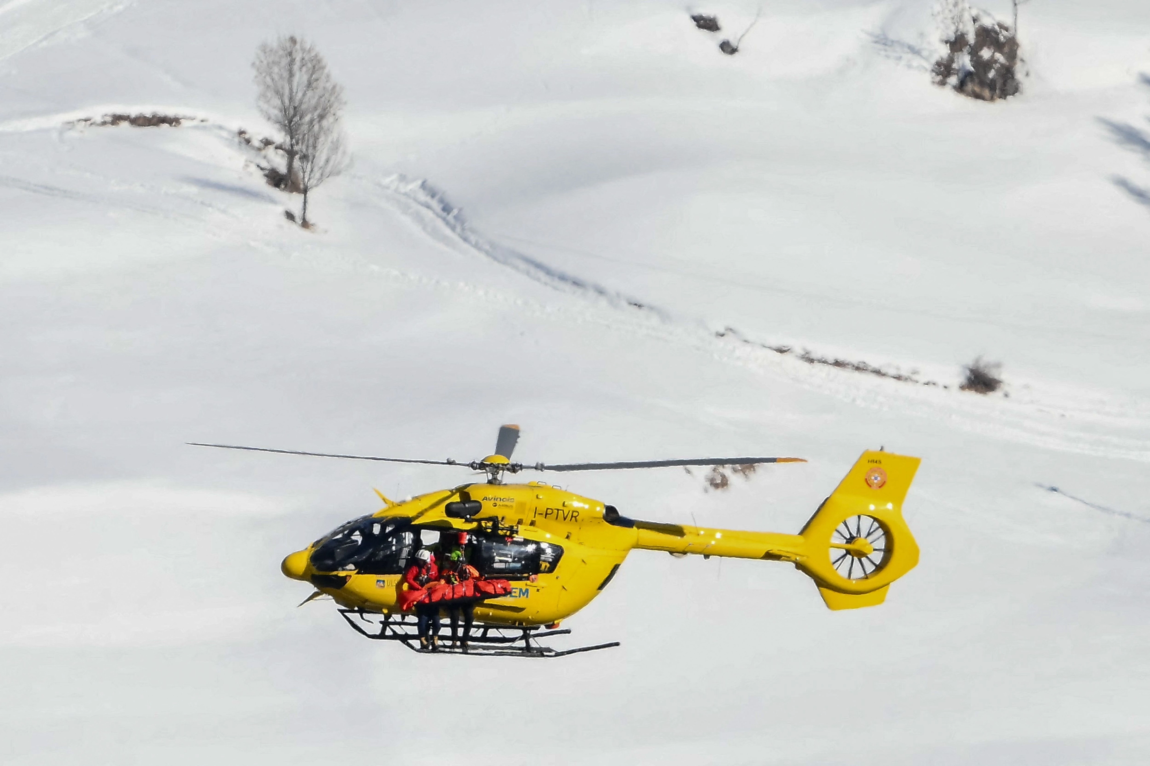미국 스키 국가대표 린지 본이 7일(한국시간) 이탈리아 코르티나담페초의 토파네 알파인스키 센터에서 열린 2026 밀라노·코르티나담페초 동계올림픽 알파인스키 여자 활강 경기에서 부상을 당한 뒤 헬기로 이송되고 있다. AFP 연합뉴스