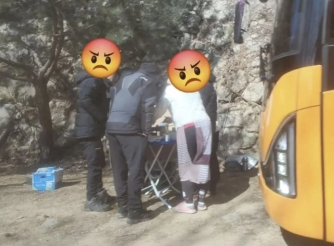 산악회원들이 고기 구워 먹는 모습. 온라인 커뮤니티 캡처