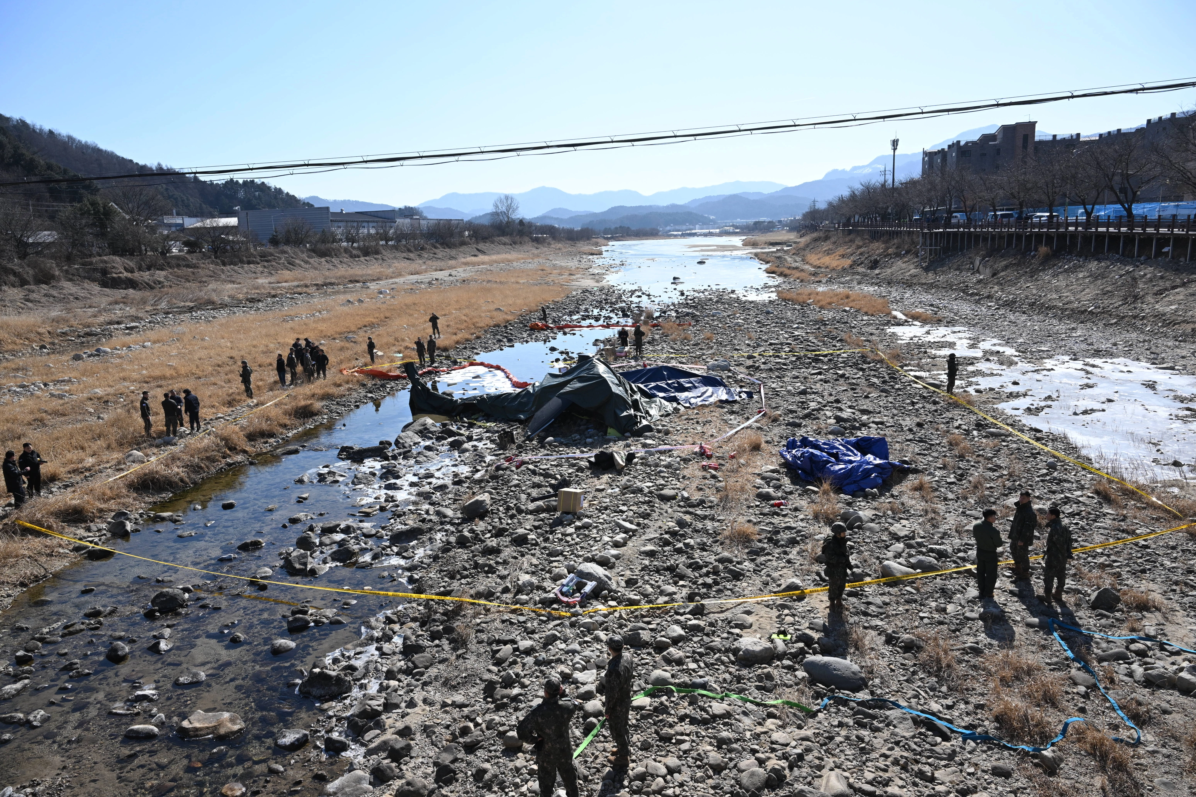 군 관계자들이 9일 경기 가평군 조종면 신하교 인근에 추락한 군 헬기 잔해 근처에서 현장을 통제하고 있다. 이날 오전 11시께 육군 헬기가 추락해 조종사 두명이 크게 다쳐 심정지 상태로 병원에 이송됐으나 전원 사망했다. 2026.2.9 이지훈 기자