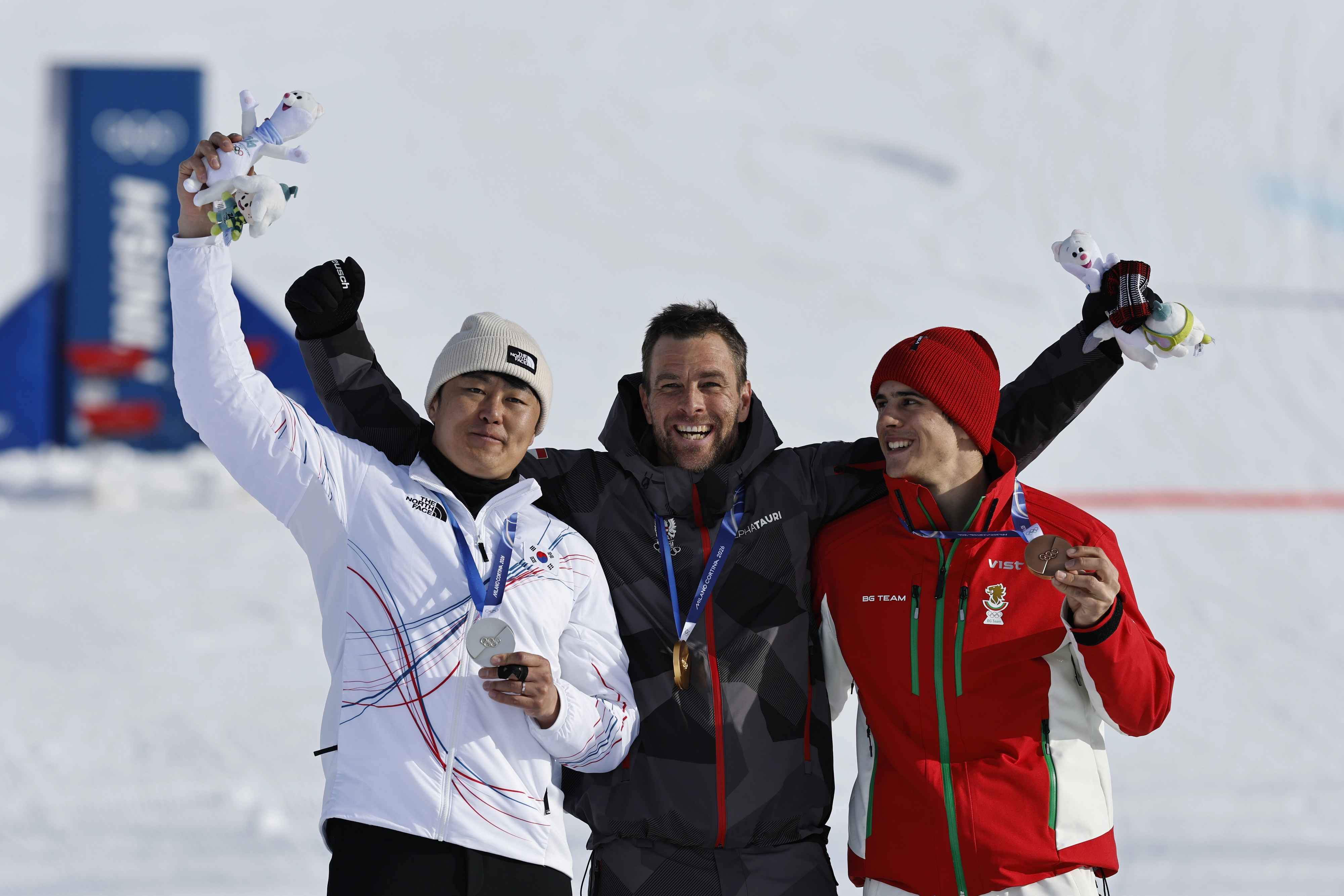 8일(현지시간) 이탈리아 리비뇨 스노 파크에서 열린 2026 밀라노·코르티나담페초 동계올림픽 스노보드 남자 평행대회전 메달 시상식에서 금메달을 따낸 베냐민 카를(가운데·오스트리아)와 은메달리스트 김상겸(왼쪽), 동메달을 따낸 테르벨 잠피로프(불가리아)가 시상대에서 활짝 웃고 있다. 2026.2.8 리비뇨 AP 뉴시스