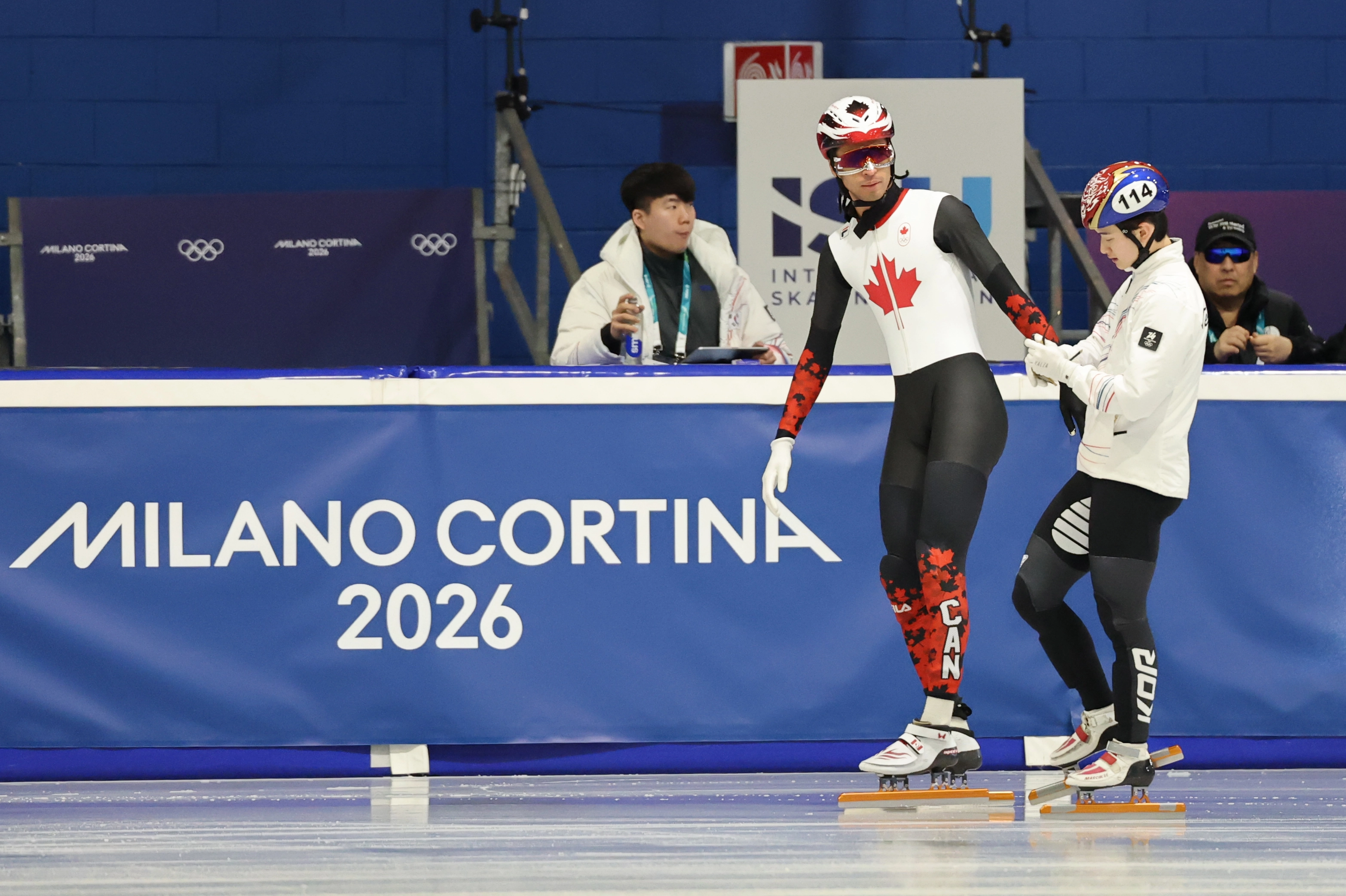 한국 쇼트트랙 국가대표 신동민이 5일(한국시간) 이탈리아 밀라노 아이스스케이팅 아레나에서 진행한 2026 밀라노·코르티나담페초 동계올림픽 대비 훈련에서 캐나다의 윌리엄 단지누와 대화하고 있다. 밀라노 연합뉴스
