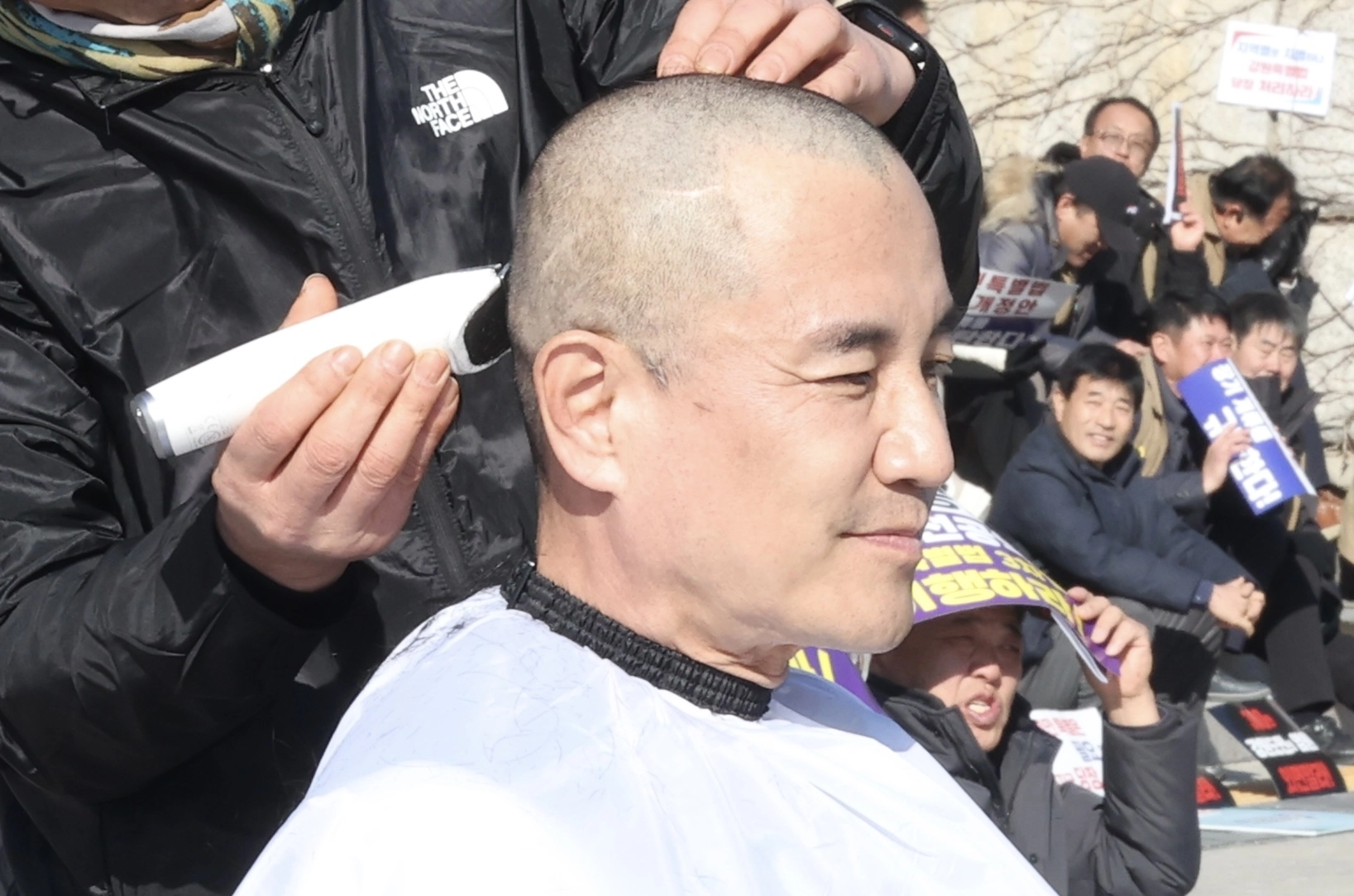 김진태 강원특별자치도 도지사가 9일 오후 서울 여의도 국회 본청 계단에서 열린 ‘강원특별법 3차 개정안의 조속한 입법’ 촉구 대회에서 삭발을 하고 있다.2026.02.09 뉴시스