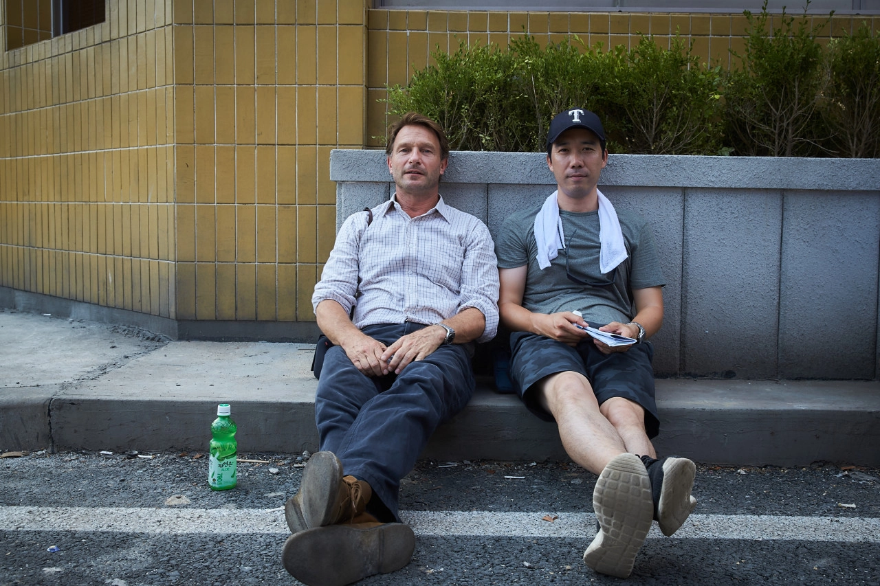 장훈 감독(오른쪽). 쇼박스 제공