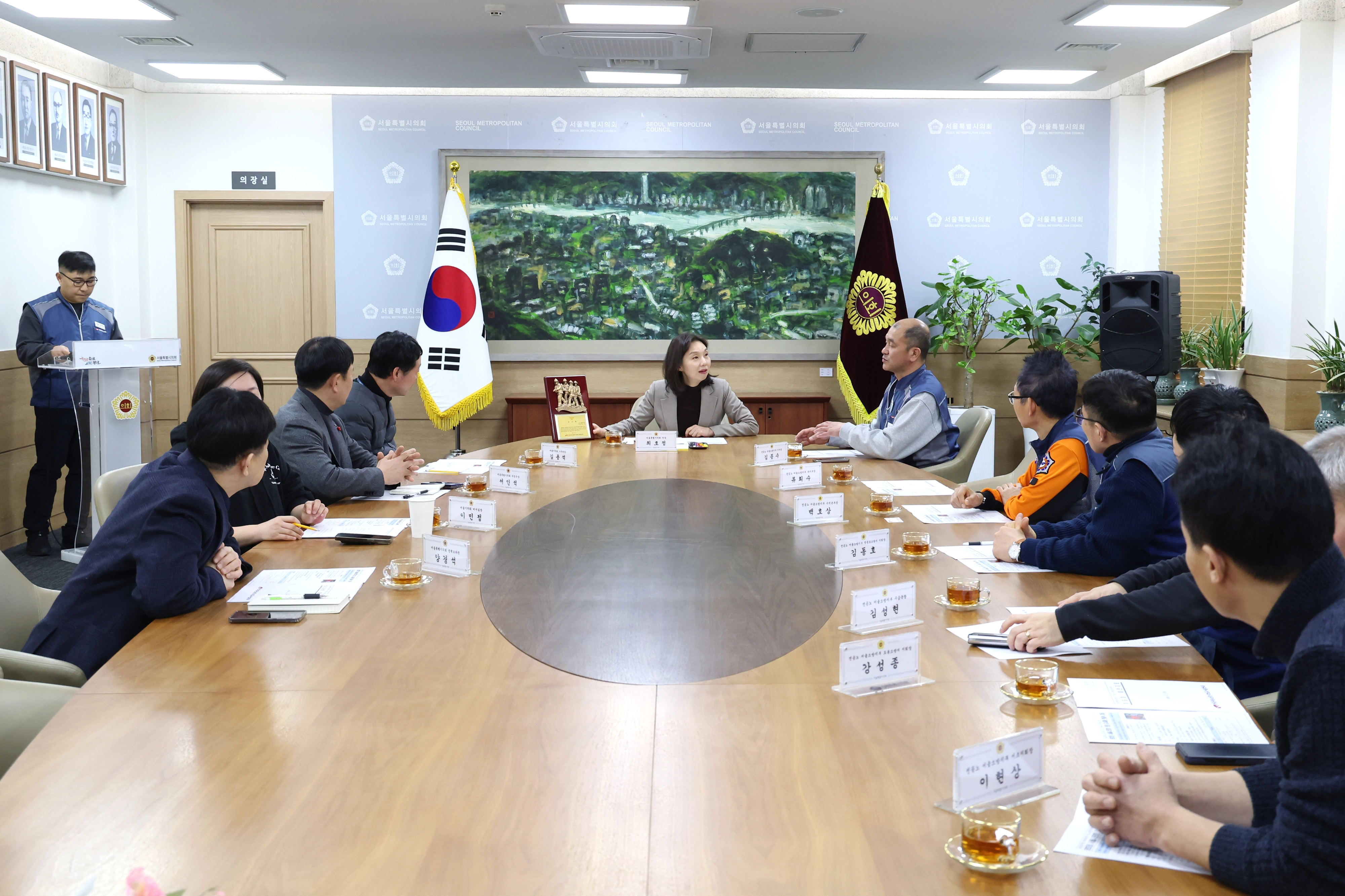 9일 전공노 서울소방지부로부터 감사패를 받은 최호정 의장(가운데)이 참석자들과 대화하고 있다.