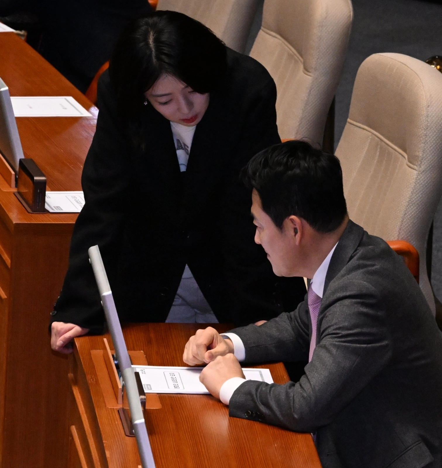 장동혁 찾아간 배현진  배현진(왼쪽) 국민의힘 의원이 9일 국회 본회의장에 앉아 있는 장동혁 국민의힘 대표와 대화를 나누고 있다.
안주영 전문기자
