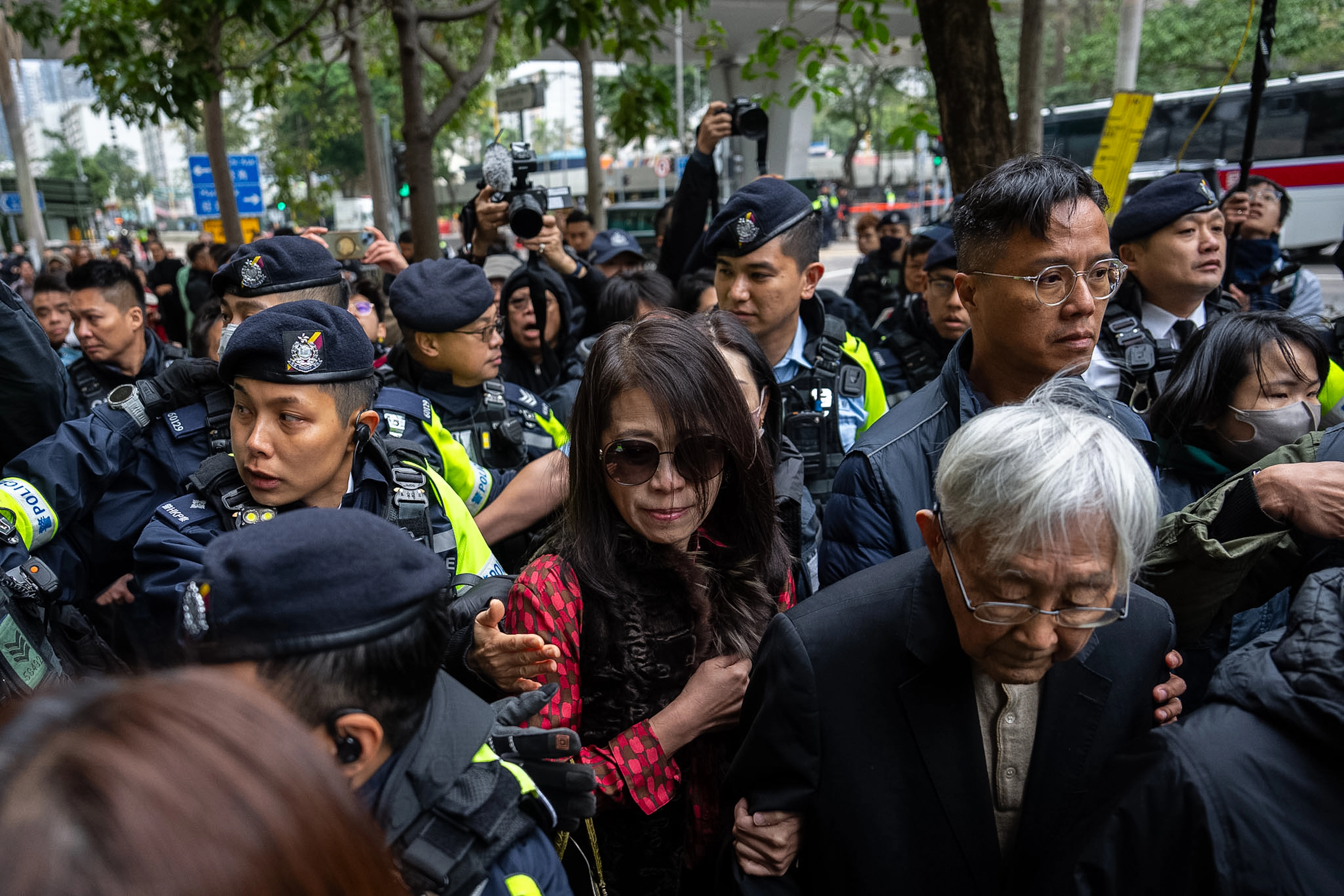 홍콩의 반체제 언론인 지미 라이가 국가보안법 위반 혐의로 징역 20년형을 선고받은 9일 아내 테레사 라이(가운데)와 전 홍콩 주교 조셉 젠(오른쪽) 추기경이 법원을 떠나고 있다.
홍콩 AP 연합뉴스