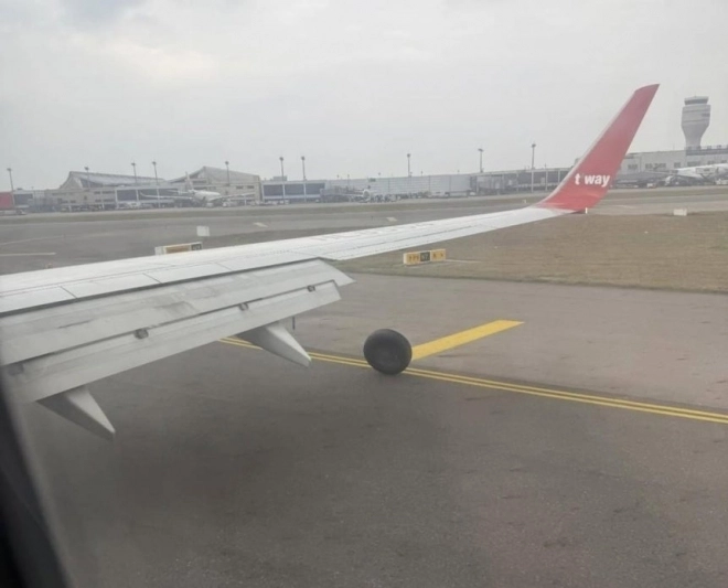 대만 공항 착륙 중 바퀴 빠진 티웨이항공 여객기. 중시신문망 캡처