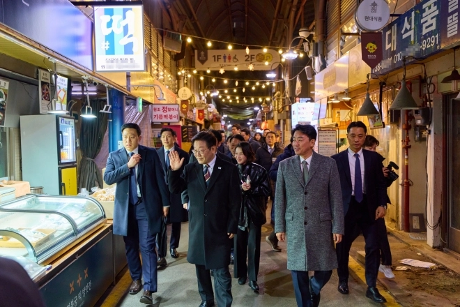 이재명 대통령이 9일 저녁 식사를 위해 방문한 서울 종로구 통인시장에서 상인들에게 인사하고 있다. 2026.2.9. 청와대 제공