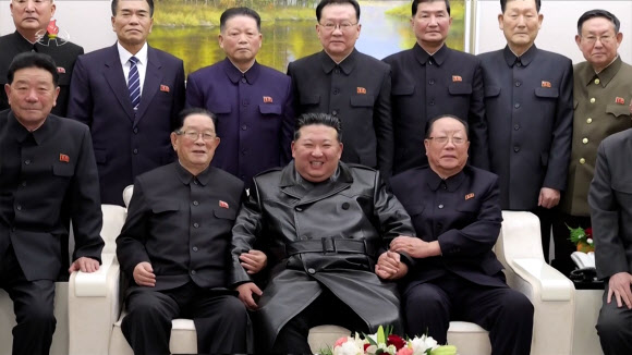 김정은, 건군절 행사 초청 제대장령들과 기념촬영