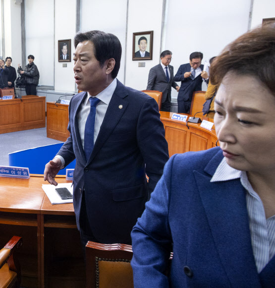 2차 종합 특검 추천 사과 발언 관련 항의하는 황명선 최고위원