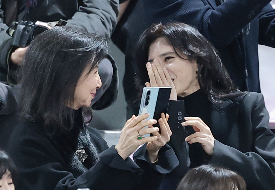 홍라영 전 삼성미술관 리움 총괄부관장(왼쪽)과 이부진 신라호텔 사징이 9일 서울 강남구 휘문고등학교에서 열린 임동현 군의 졸업식에 참석해 대화를 나누고 있다. 2026.2.9. 뉴스1