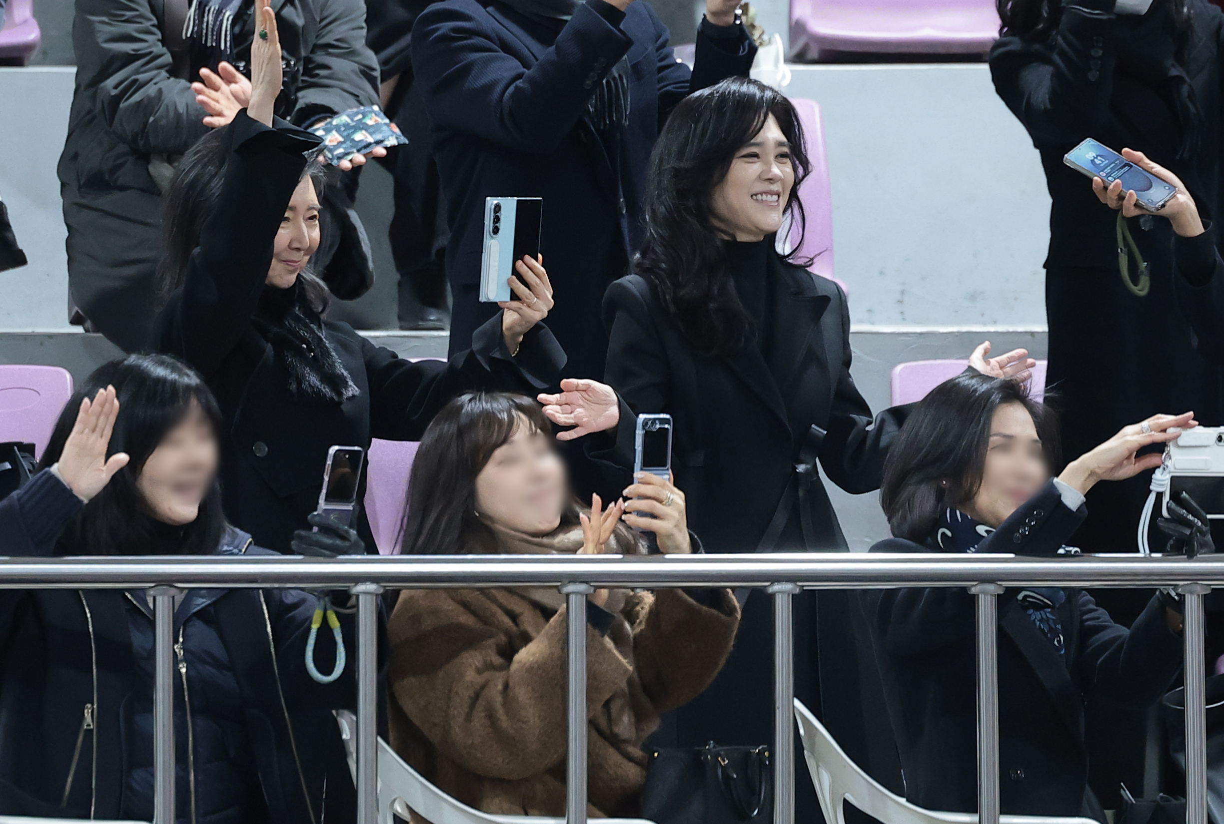 홍라영 전 삼성미술관 리움 총괄부관장(왼쪽)과 이부진 신라호텔 사징이 9일 서울 강남구 휘문고등학교에서 열린 임동현 군의 졸업식에 참석해 즐거운 시간을 보내고 있다. 2026.2.9. 뉴스1