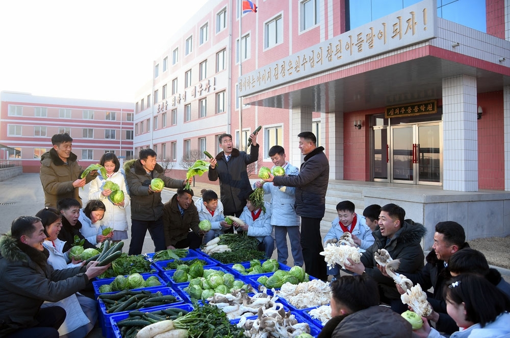 북한 노동당 기관지 노동신문은 9일 “새로 일떠선 신의주온실종합농장에 첫물 남새(채소) 수확의 흐뭇한 광경이 펼쳐졌다”라고 보도했다. 평양 노동신문 뉴스1