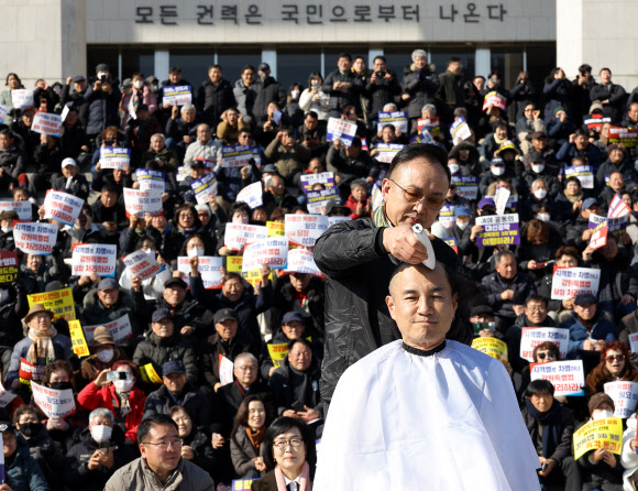김진태 강원도지사가 9일 국회 본청 앞에서 열린 강원특별법 ‘3차 개정안’ 통과 촉구를 위한 국회 상경 도민 결의대회에서 삭발하고 있다. 2026.2.9 연합뉴스