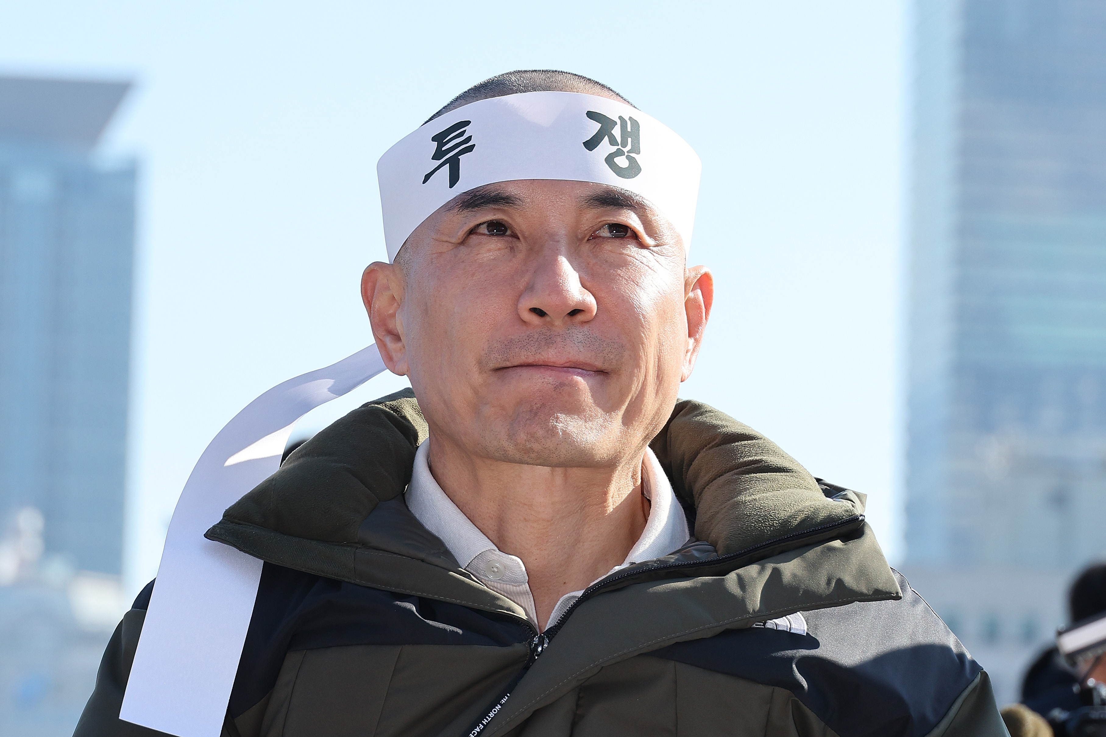 김진태 강원도지사가 9일 서울 여의도 국회 본청 앞에서 열린 강원특별법 3차 개정안 입법 촉구 대회에서 삭발 후 구호를 외치고 있다. 2026.2.9. 뉴스1